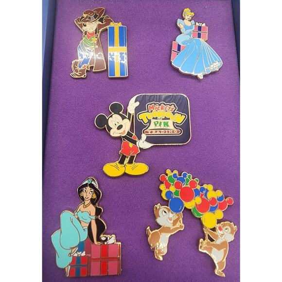 Disney Mickey’s Toontown Of Pin Trading Cast Event Boxed LE 5 Pin Set - Picture 2 of 4